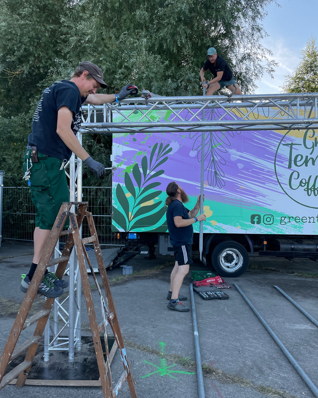 Sebastian Walenciak und sein Team von Green Temper Coffee mit ihrem bunten MAN TGL 8.180 namens Ludger verkaufen auf vielen Festival und Veranstaltungen Kaffee und Kuchenspezialitäten. Hier bauen sie gerade das Vorzelt auf.